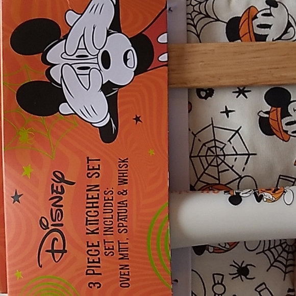 Disney 3 Piece Kitchen Set Oven Mitt, Spatula & Whisk Pumpkin - Picture 2 of 4